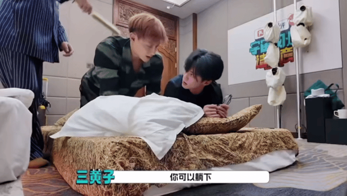 王鹤棣亲了黄子韬一口黄子韬王鹤棣你俩也太敢了！看个胳膊而已，王鹤棣直接“盖章认