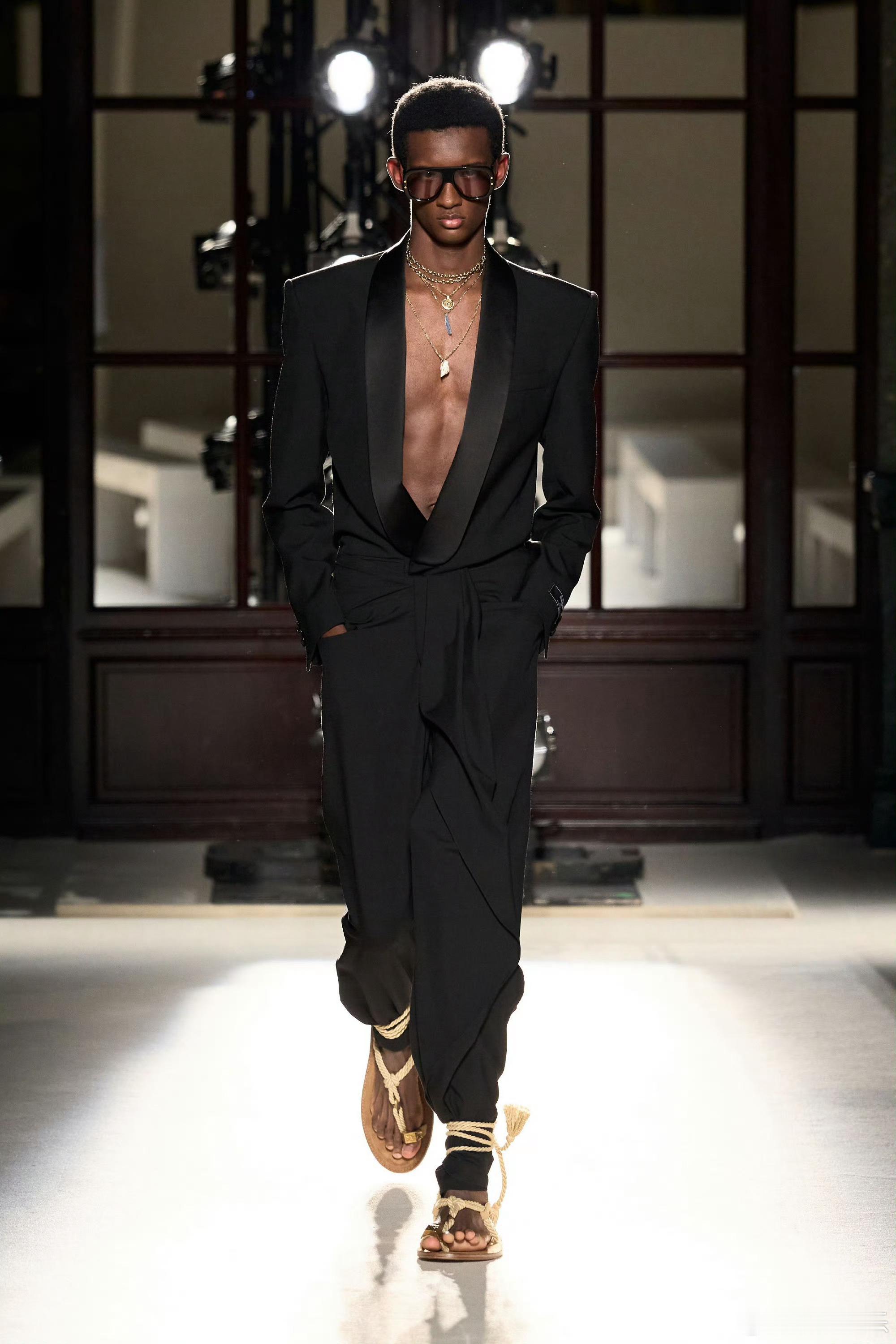 肖战还是和大家太见外了啊啊啊才知道肖战身上的这件衣服模特穿起来竟然是这样！！！小