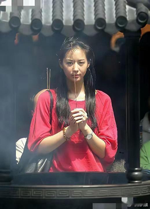 张钧甯年少时期颜值惊艳，灵气浑然天成，清丽脱俗，一眼便直击人心。