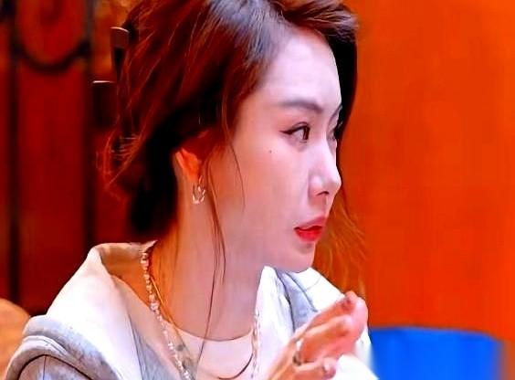 戚薇说，第一眼看见李承铉，心里就一个念头：这男的，长得就是一副会花心的样子。