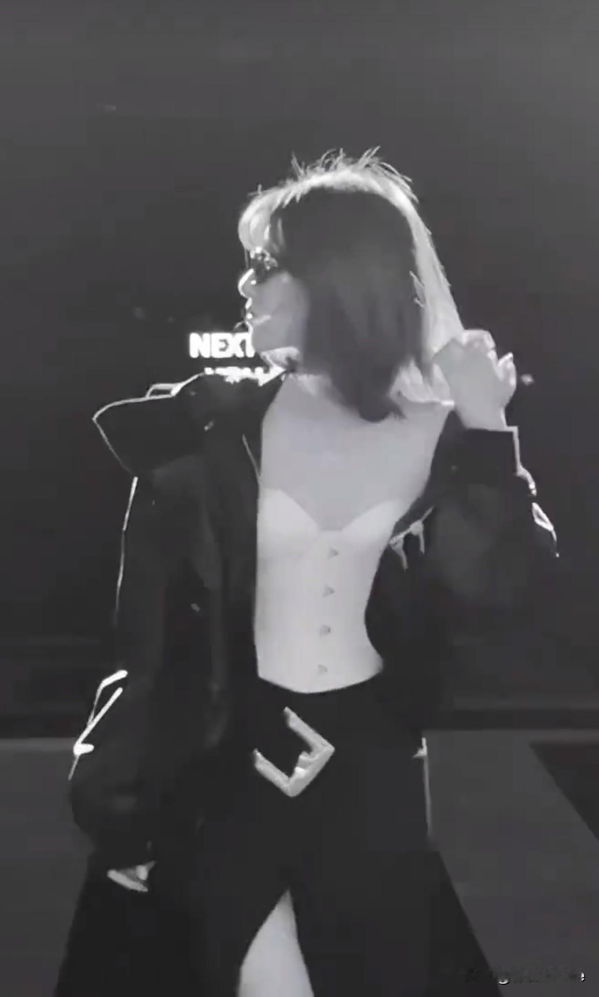 1月17日，赵露思皮裙皮衣抹胸辣妹装，现身王鹤棣演唱会，与王鹤棣彩排共创营业！