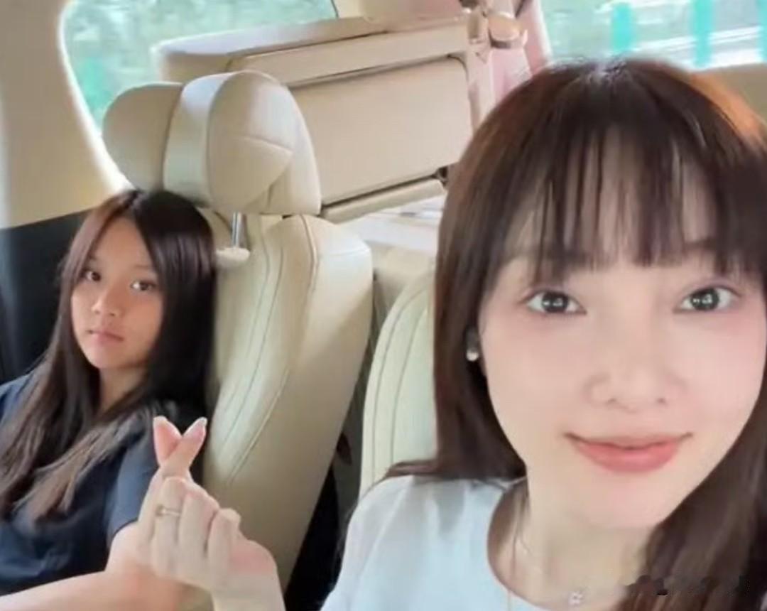 甜馨出国上夏校，外公外婆露面为她送行，张伟欣打扮优雅好显年轻！​​​