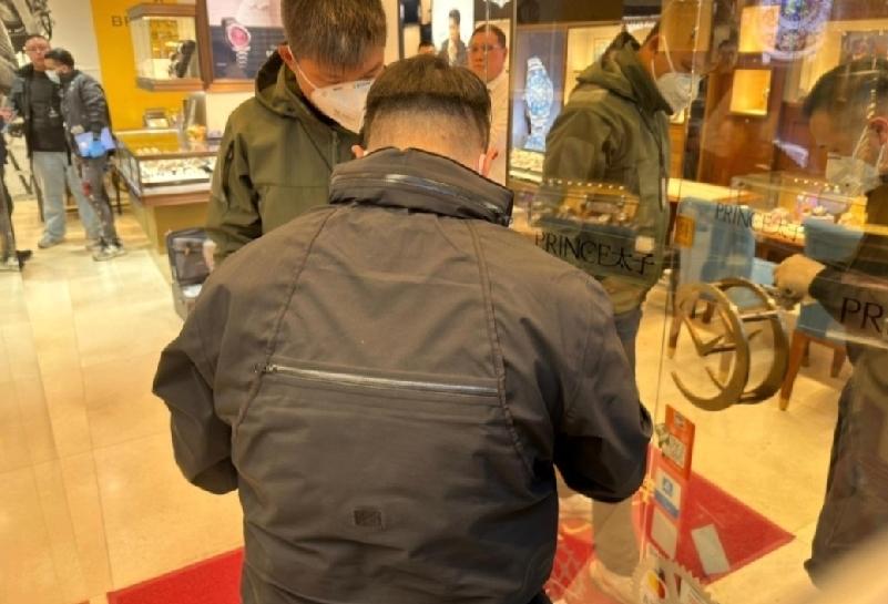 香港尖沙咀一家珠宝钟表店遭贼人抢劫。今日（11日）中午12时46分，警方接获报案