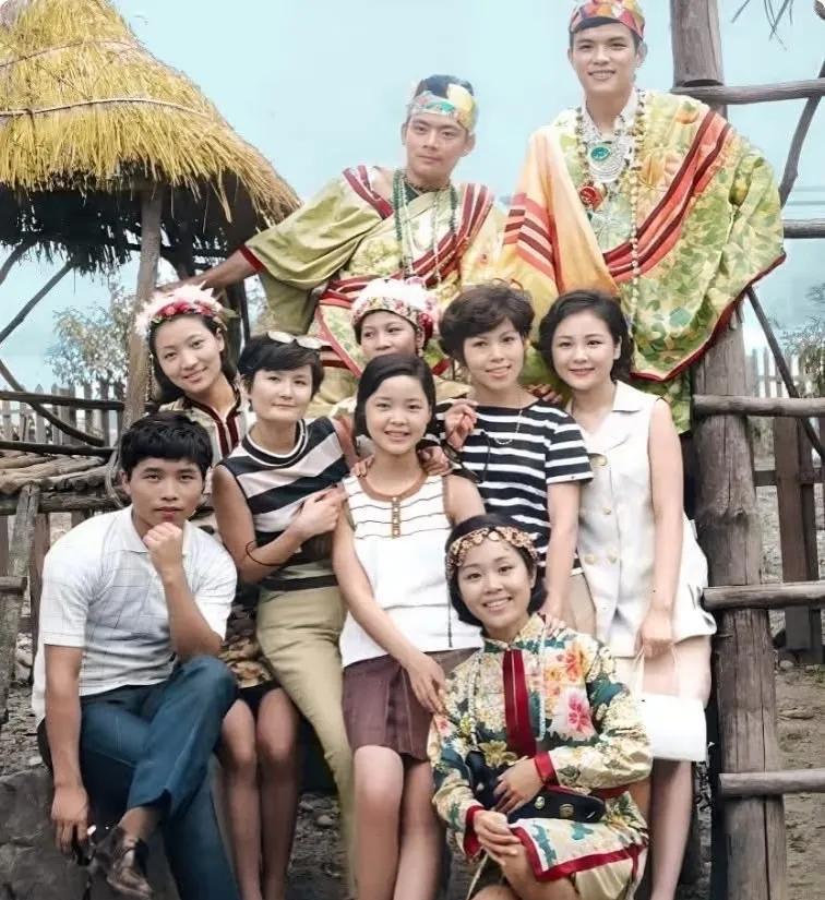 14岁的邓丽君1967年，摄于台湾日月潭。