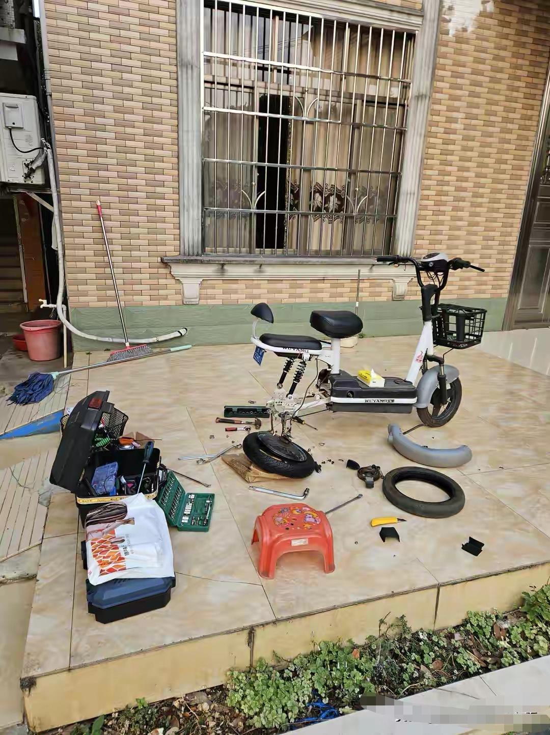 给电动车换个轮胎，我想着能有多难？结果差点没把我整崩溃。后轮扎破了，修车店报