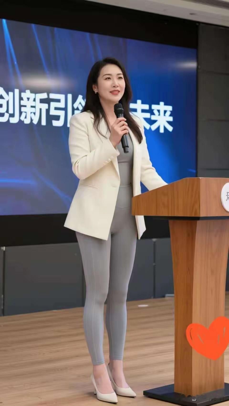 别坑我，这种肯定上不了正式场合。现实中根本不可能存在。这两年，这种所谓瑜伽裤子