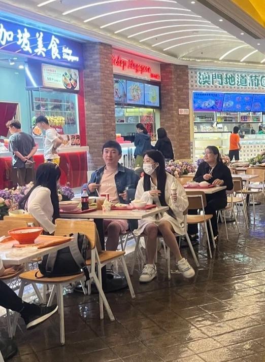 王思聪澳门旅游被偶遇，身边不见懒懒。跟王思聪一起等餐的女孩很低调，两人...