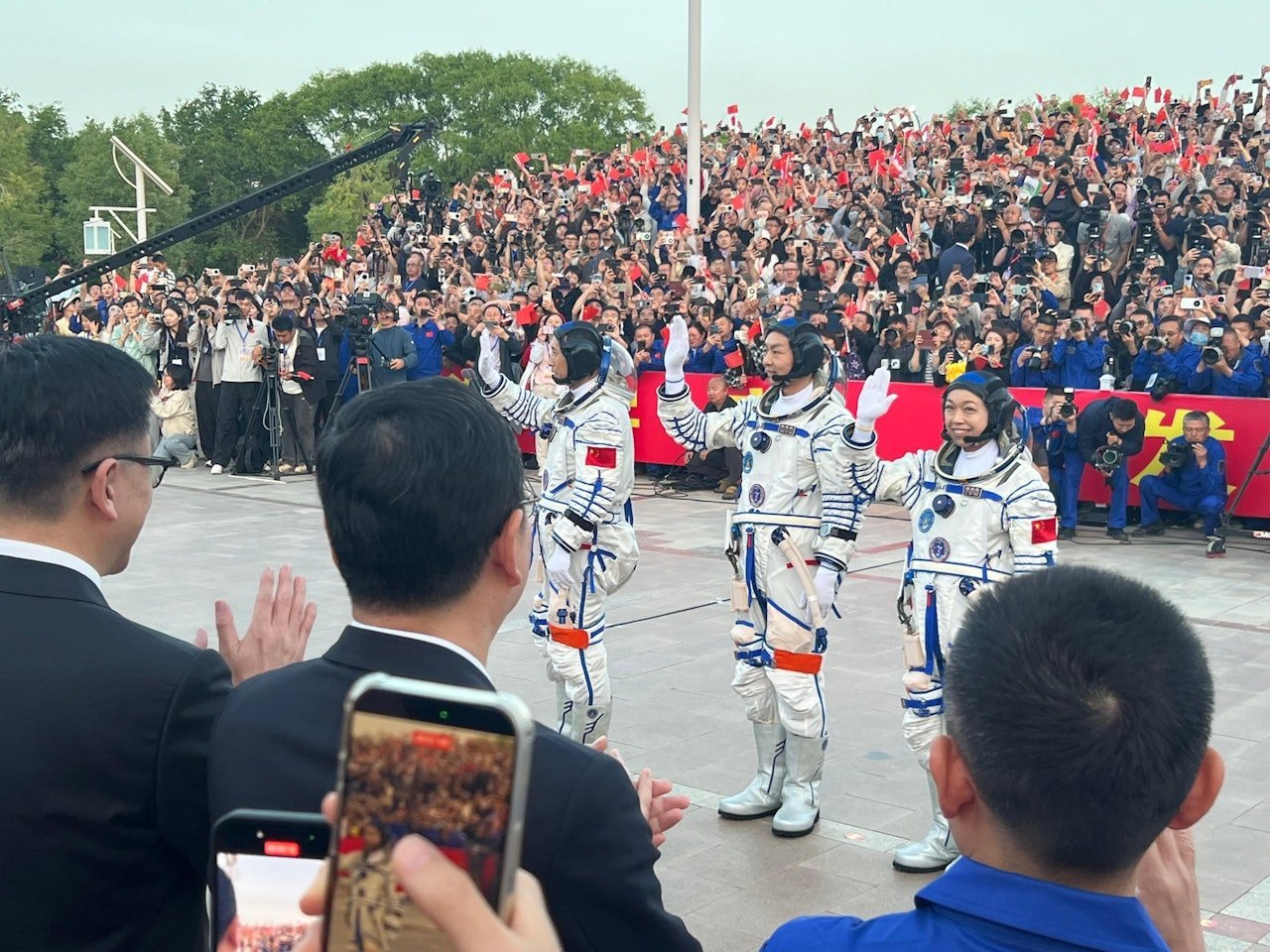 黎家盈出征全港沸腾¹原来香港负责科创的工业局局长带队去了酒泉，相信那个地方一定