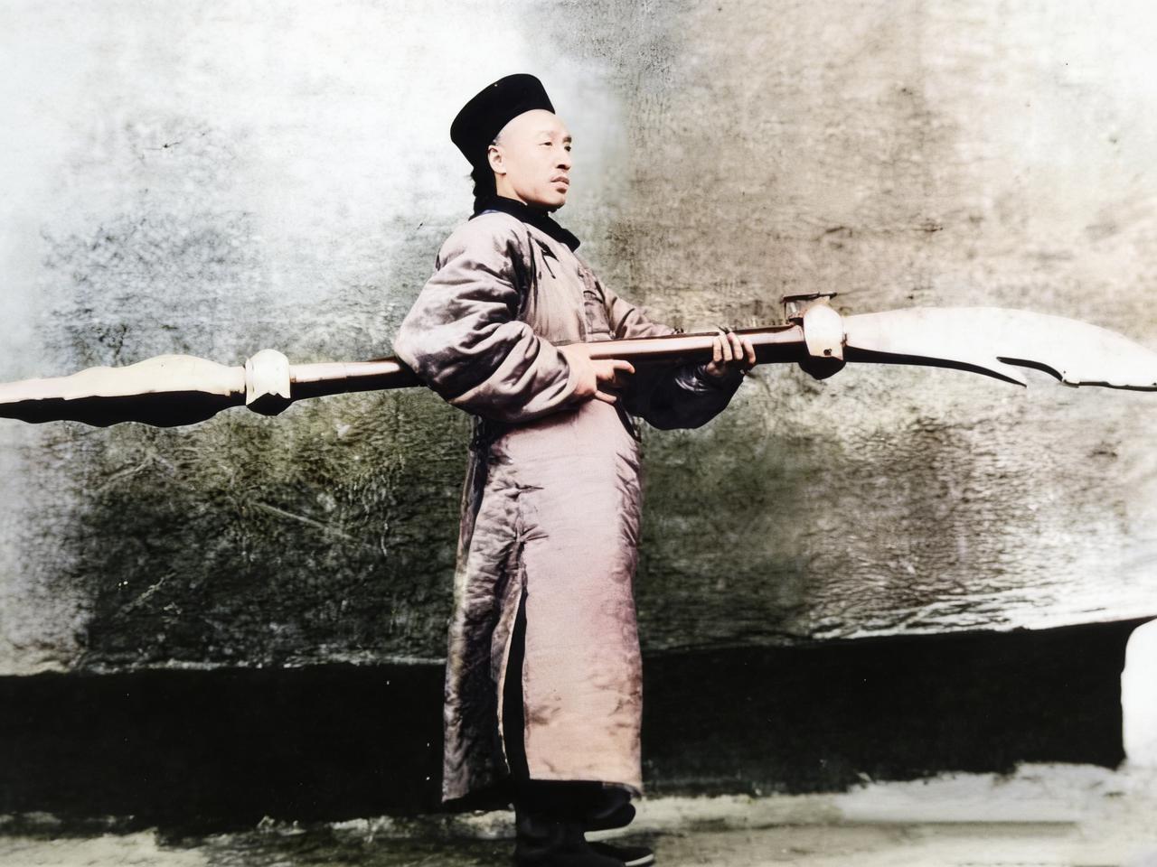 中国最后一位武状元张三甲，留下的真实照片，他手持大刀，看着特别威武。这并不是