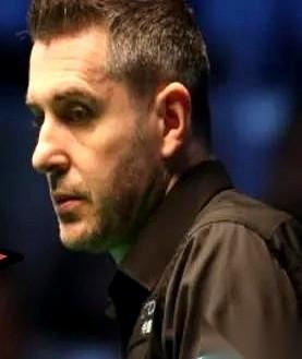 斯诺克冠军联赛，一个叫塞尔比的男人，像一堵墙，立在了我们三个人的面前。吴宜泽上