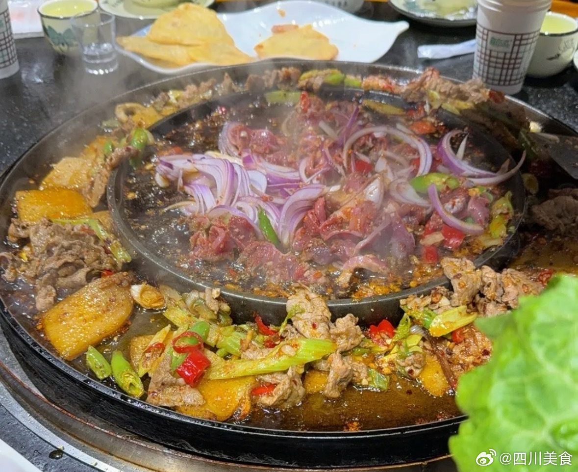 四川小县城巴中南江县南江在四川和陕西交界的大山里，最出名的就是看红叶的光雾山