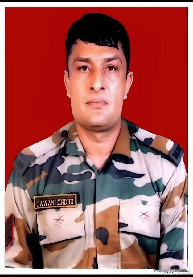 照片上这位是印度陆军第13拉吉其塔那骑兵团的一名44岁的士兵。据印度时报报道，