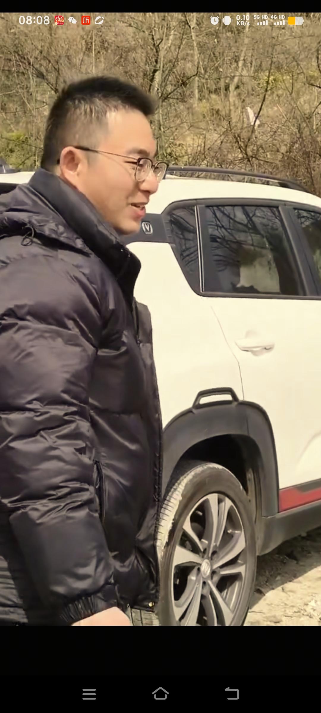 今天一大早，就有一位热心的阿姨开车前往胡龙的老家，看望胡龙的父母。这位热心的阿姨