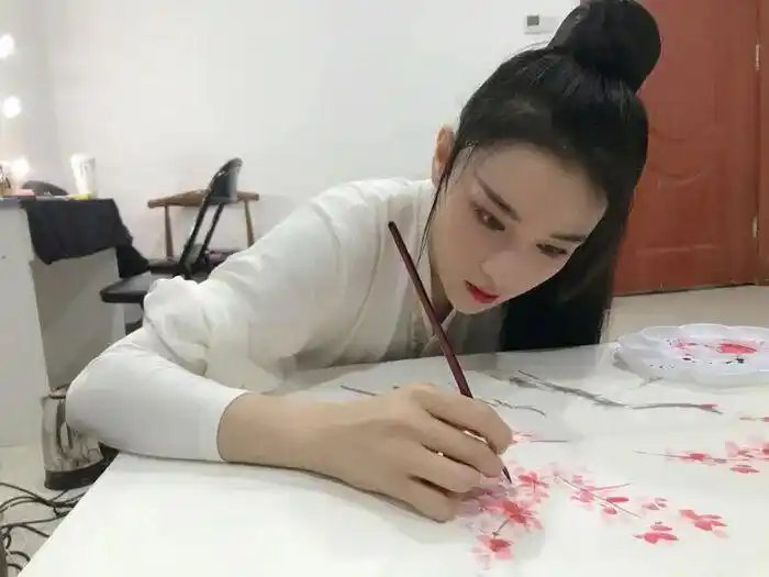 明星张馨予也是个画画高手？2016年她创作的国画作品，曾参与公益拍卖以70980元价格成交。​