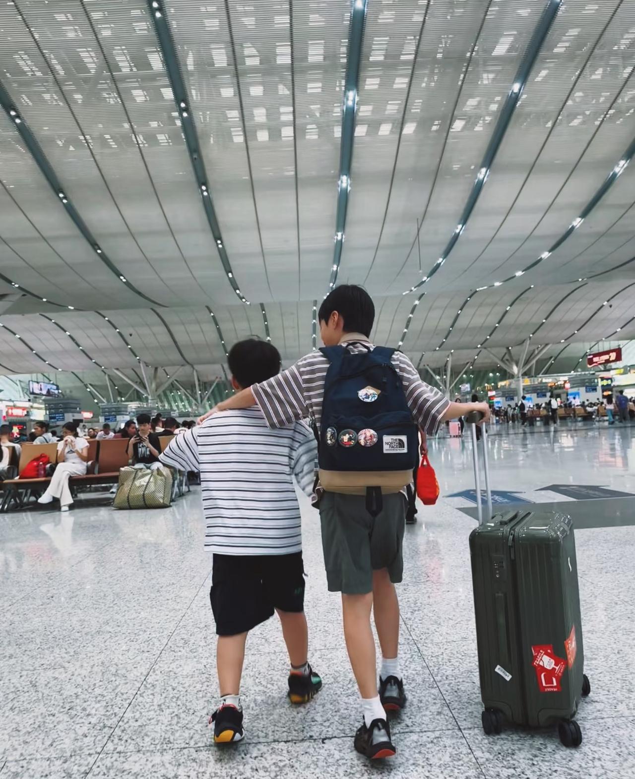 陈楚生亲生的兵来了，已上火车。云姐发小红📕了，demo和Aiden已经出发。