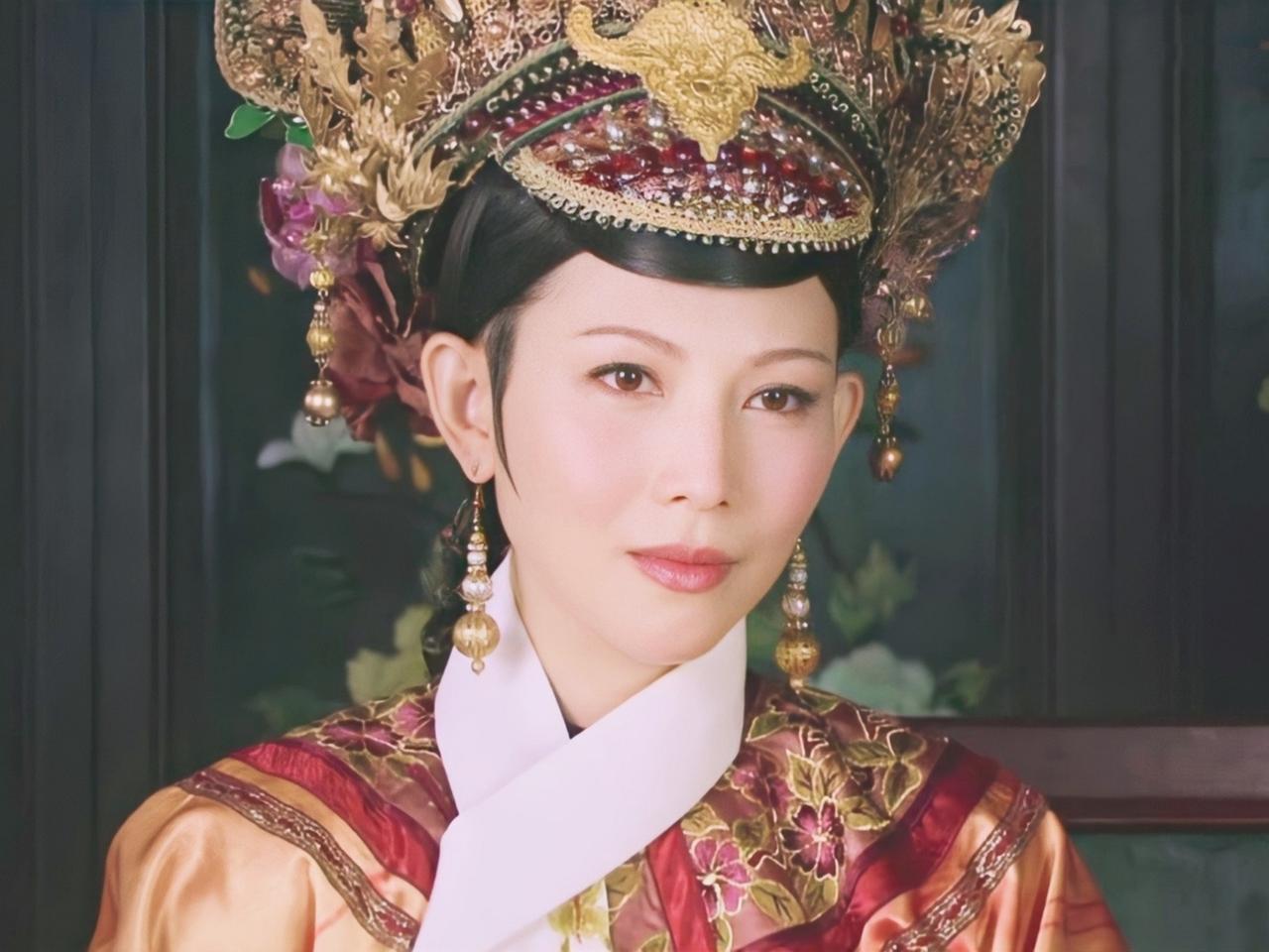 皇后这回算是彻底被架空了。《甄嬛传》里，甄嬛重回皇宫以后，皇后觉得她对自己是