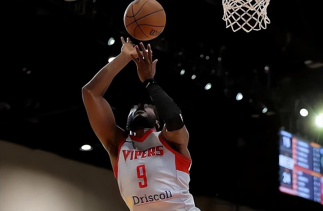 火箭二队毒蛇的锋线新秀卡梅伦-马修斯在最近5场NBA发展联盟比赛中有4场比赛的得