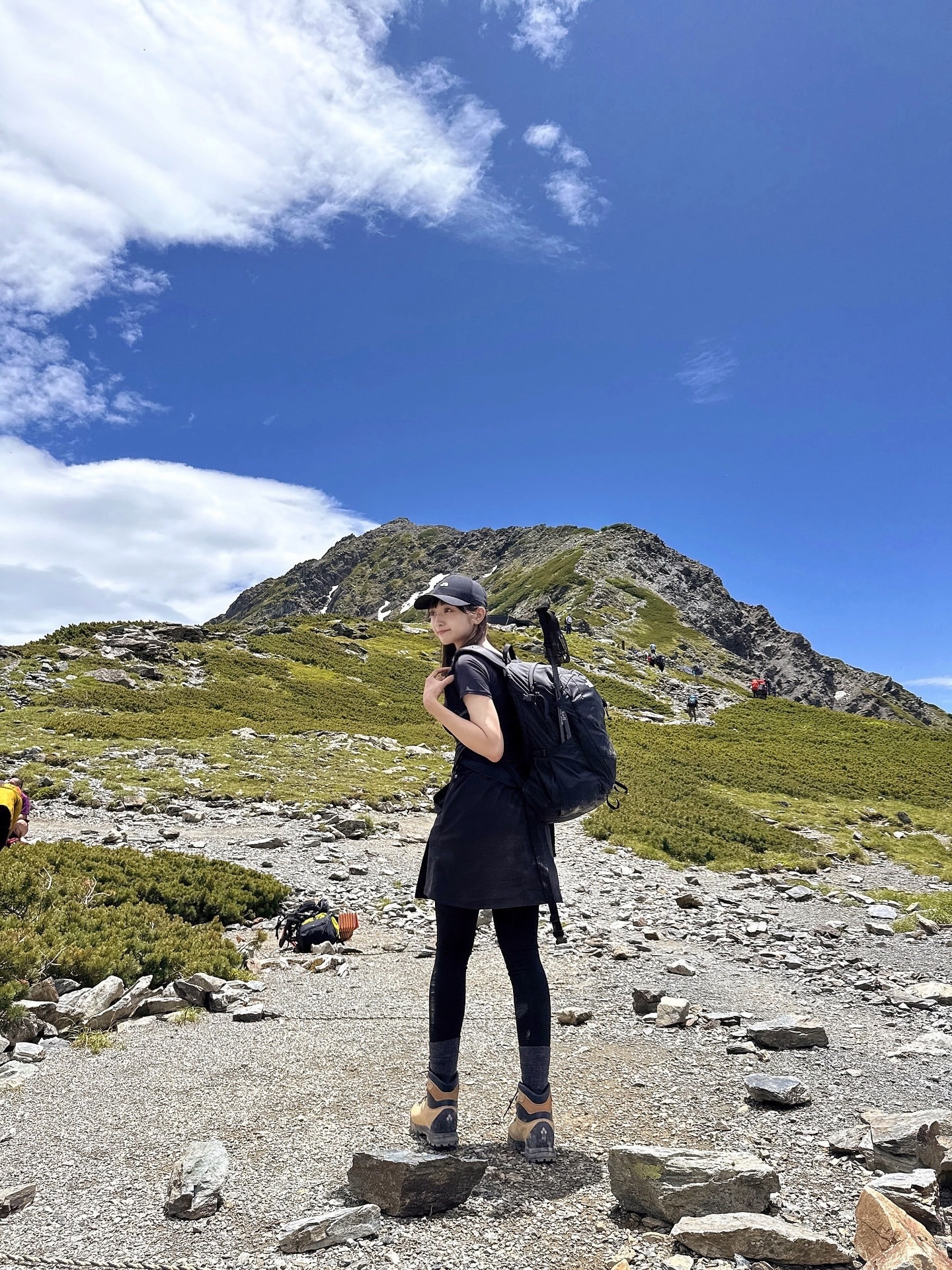 渡辺梨加「登山たのしい🐒🏔️」​​​