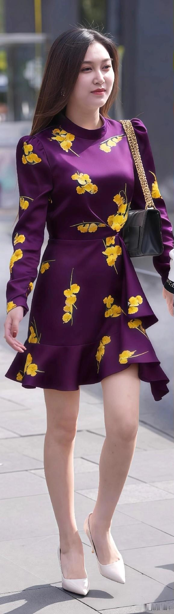 一眼沦陷的紫调浪漫！深紫底衬金黄花卉，撞色大胆又高级，荷叶裙摆灵动飘逸，配白高跟