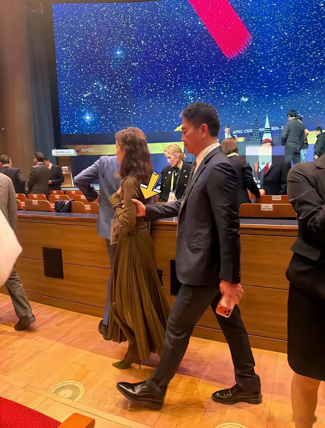 哪知道会一散,东哥就迫不及待地牵着小娇妻回家了。章泽天还是一如既往地爱美,来开会