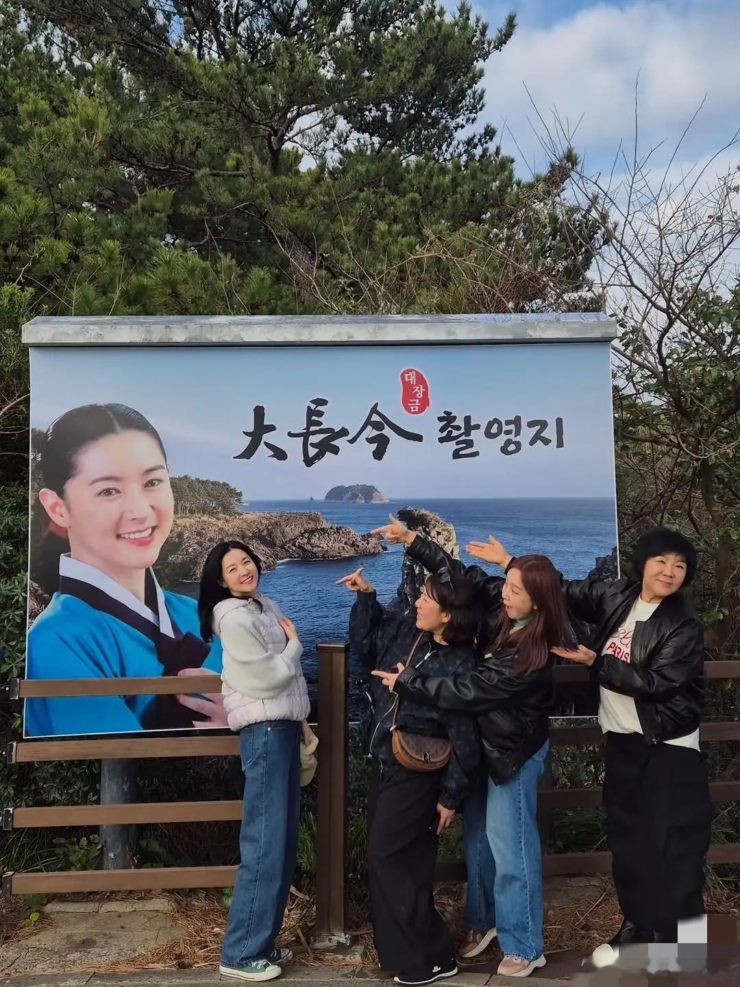 李英爱打卡大长今，和32岁的自己照片同框，看着没变化骨相真抗老！！！！！！