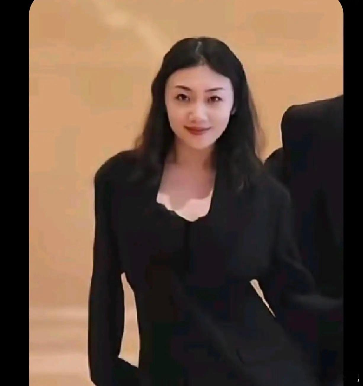 刚才刷到一个热搜，真把我给看笑了。跳了二十年拉丁舞的全国冠军张智强，竟因为“畏缩