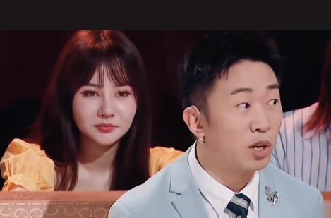 杨迪说：“我妈妈第一次坐高铁商务座，就把我坑了，我妈经常会跟着我一起跑通告，有一