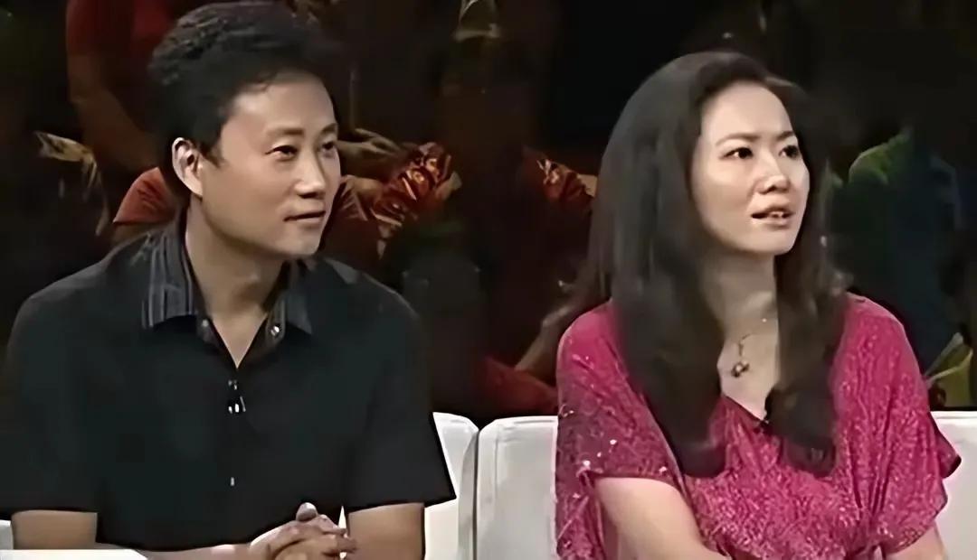 耿为华并没有忘记前妻虽然耿为华和二婚妻子直播间不停秀恩爱，似乎幸福感满满，但