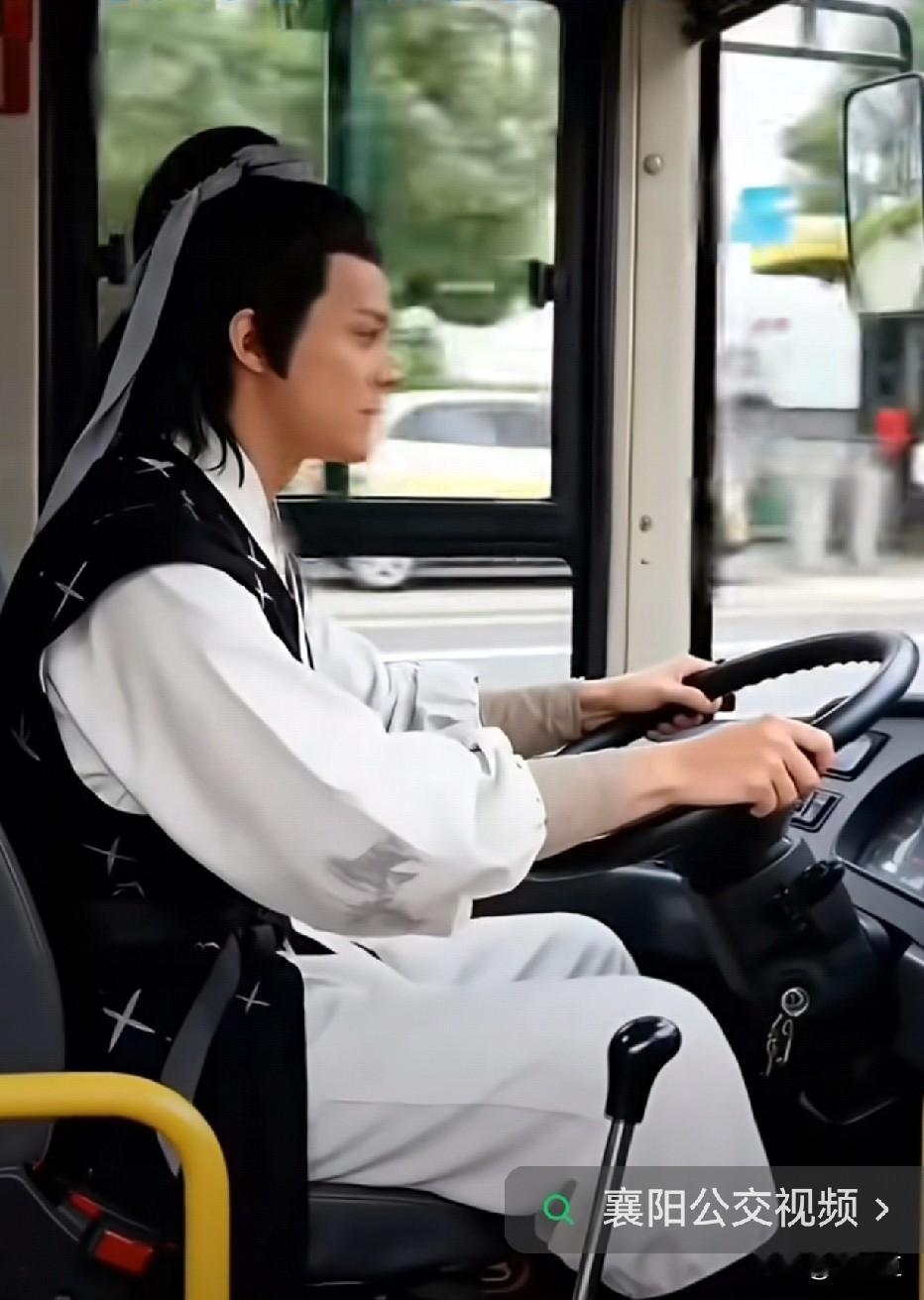 襄阳文旅出狠招，大侠都来开公交了！郭靖，黄蓉，柯镇恶，老顽童，还有杨康5位