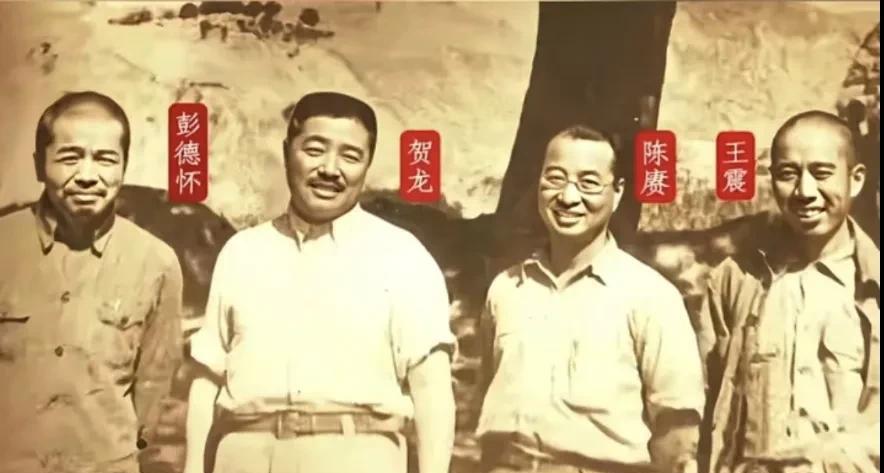 1947年7月，四大开国将帅在陕西省靖边县的一张珍贵留影！照片中的他们面带微笑