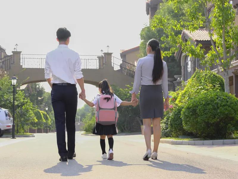 现在又流行起了家校合作办学了。学校时不时就会举办家庭教育公益讲座了。让所有家长自