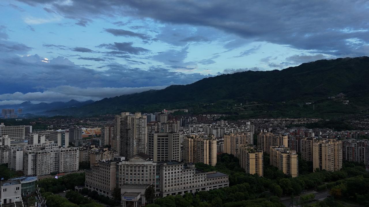 重庆今天降温是真狠，最高只有23℃，早上穿短袖出门，就感觉冷飕飕的，但是一回到办