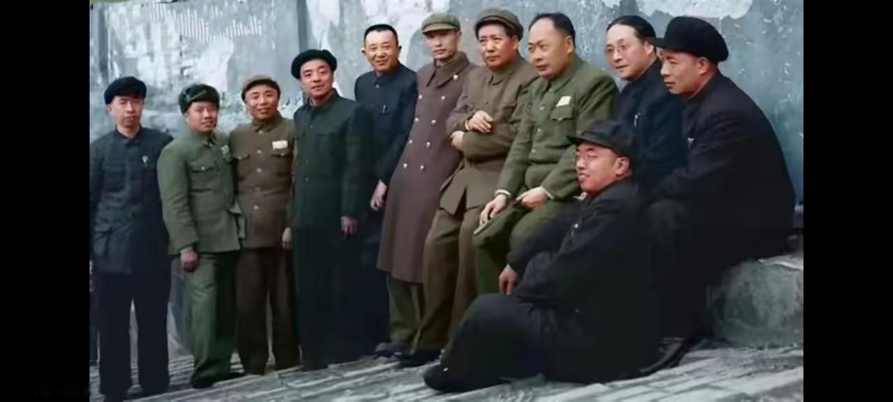 一张珍贵老照片！伟人随性倚墙而坐，个个皆是国之脊梁一张无修饰的黑白老照片，
