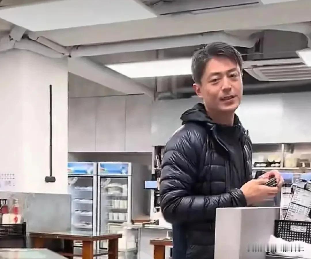 霍建华早餐店请客，这“老干部”作风真是绝了！被学生认出，他主动笑着问：“是认出