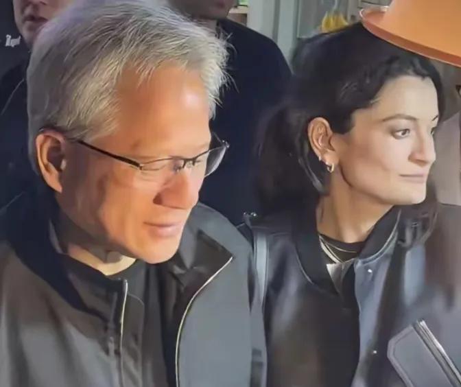 人生总有遗憾，黄仁勋啥都有了，美中不足的是儿子女儿都没有结婚人生总有遗憾。像黄