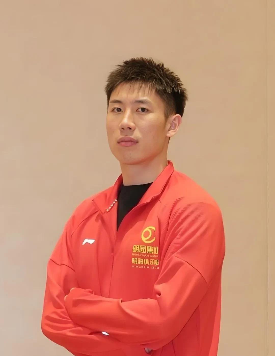 人在低谷不戏人，人在高峰不扰人！这是句很平常的话，也是句很不错的话。用在所有场