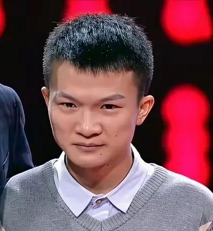 被生活藏住的光有些人生来就像被沙土掩盖的珠子。记得周深早年模样——总微微