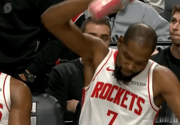 怒摔水杯！杜兰特终于无法忍受了！今天，客场作战的火箭队被开拓者队逆转，最终以