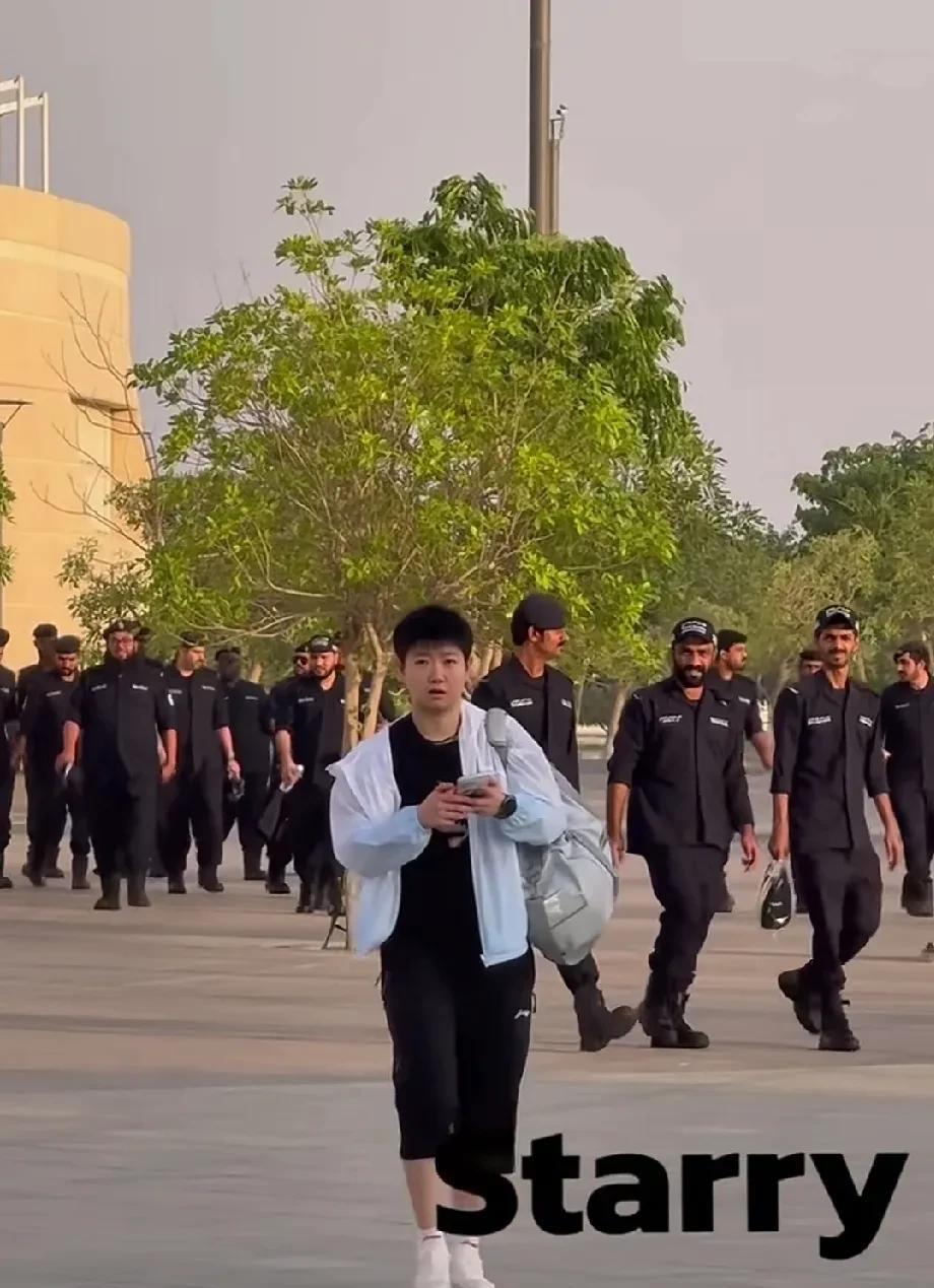 为什么莎莎在国外还有这么多警察跟着？是偶遇，还是人气旺到在国外也需要保护！感觉