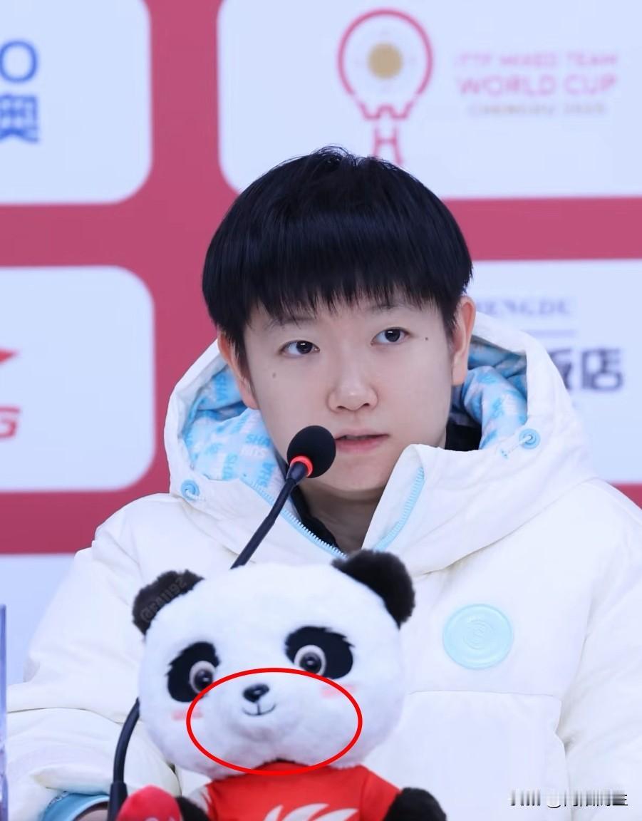 真没有想到啊！莎莎本来要离场了，一听记者在那给搭档挖坑，话里全是刺，她那眼神