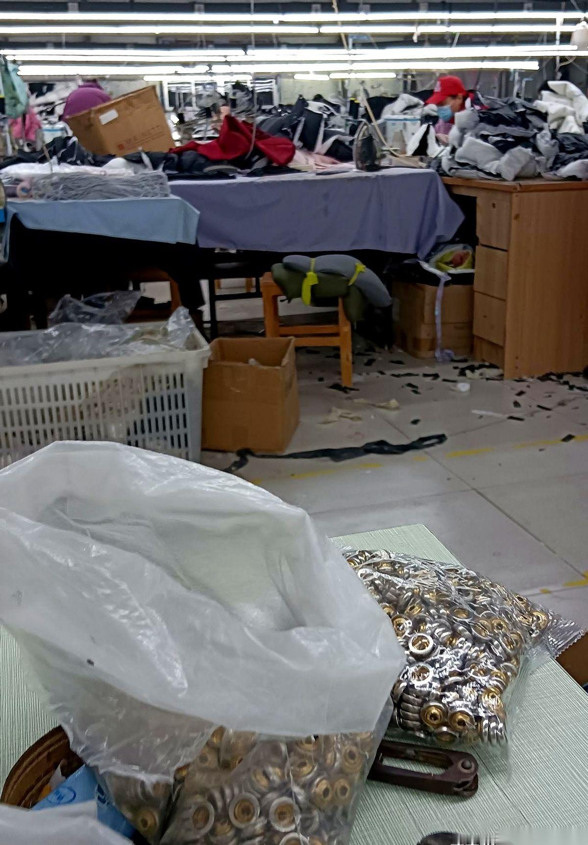 大姑姐电话甩过来：“工资发没？我27号就到了！”我划开手机屏幕，空空如也。心