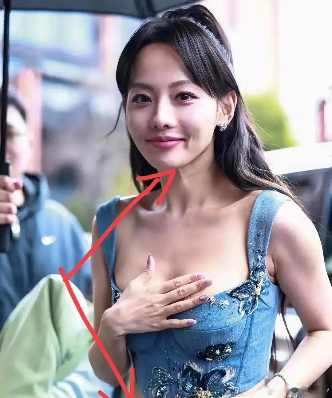 张嘉倪接孩子回家张嘉倪，心还是不够狠啊。女明星离婚总要面对孩子的问题。有人选择