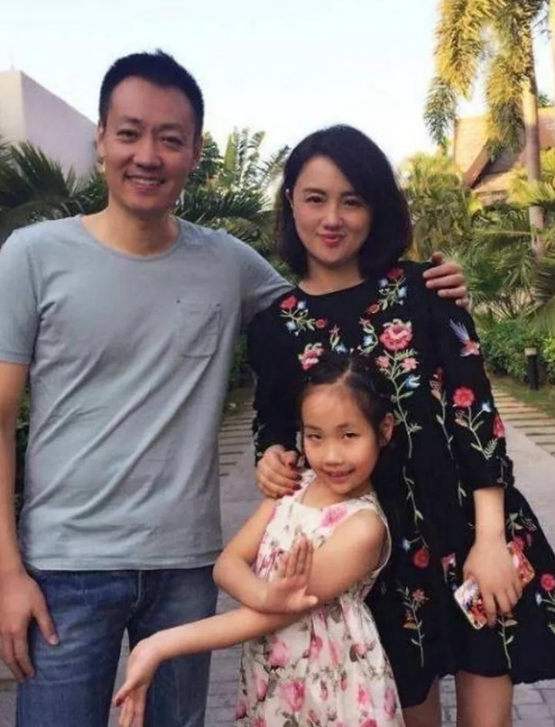 演员辛柏青讲道：“有一回我跟老婆朱媛媛吵架，把我气得不行。我心想惹不起还躲不起吗