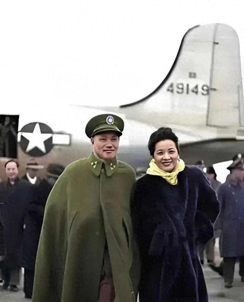 那年，胡宗南率国军突袭并占领毛泽东的老巢延安，闻讯后，蒋介石携夫人宋美龄兴高采烈
