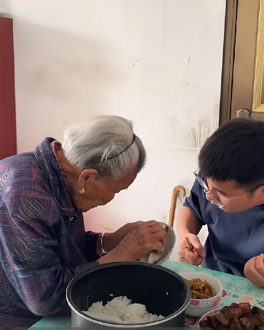 老人要保持健康长寿的心态，有几个要点。首先得放下计较，心宽就是福。年轻时的争和怨