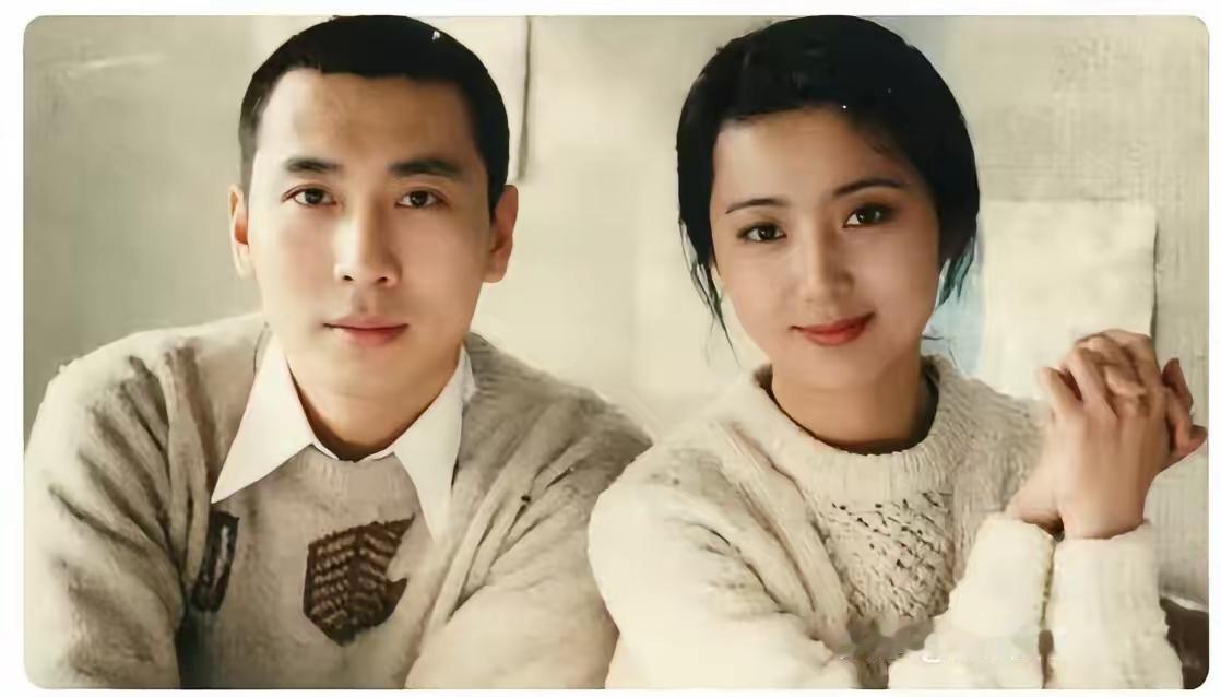 陈晓旭和毕彦君以前的合影，两个人真的是郎才女貌，太般配了这清清爽爽，干干净净的