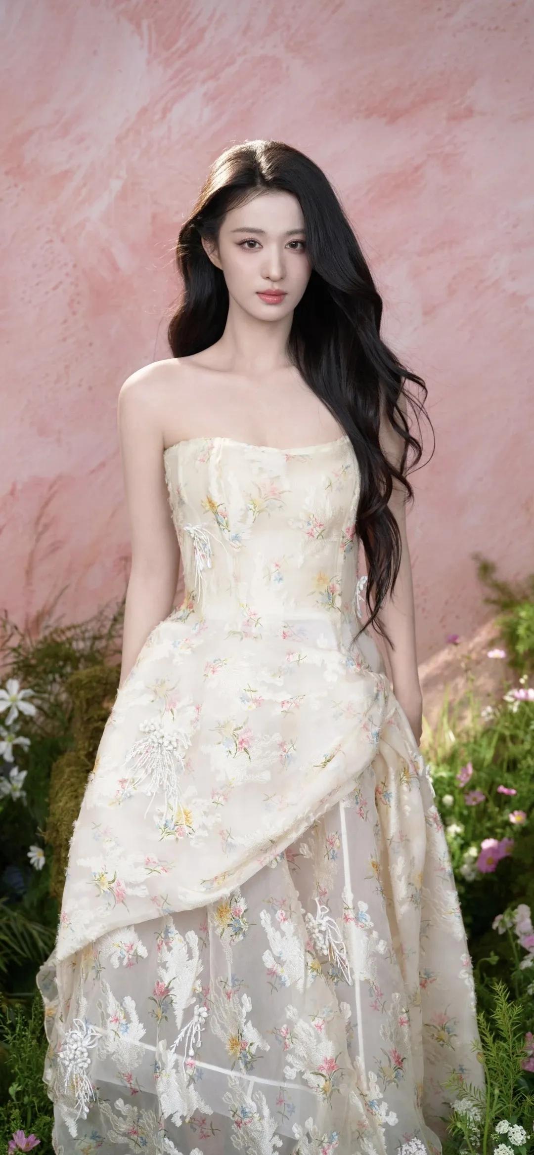 美女壁纸～王楚然，米白抹胸碎花裙晕染春日浪漫，王楚然置身花海间，卷发轻扬，眉眼温