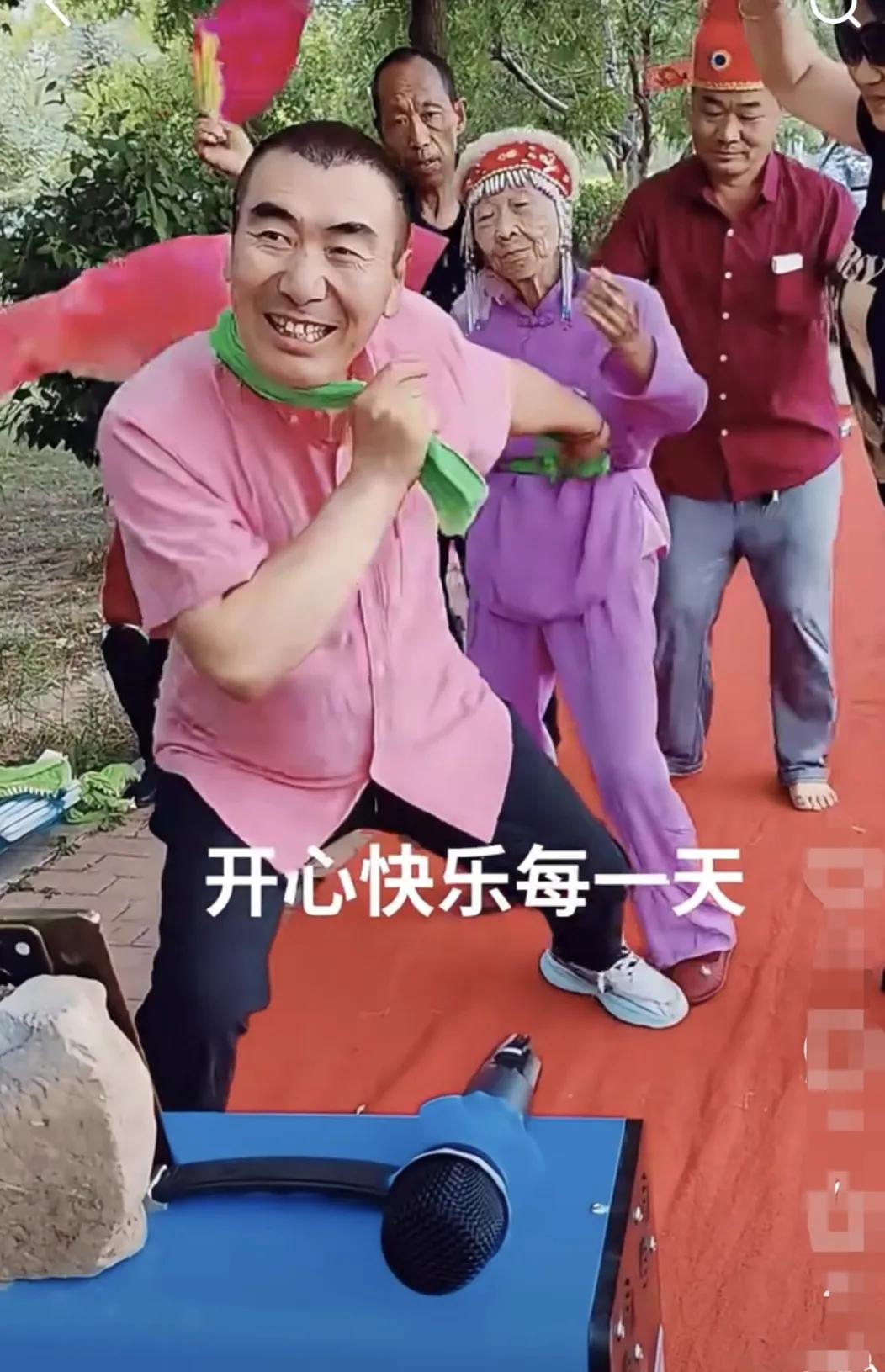 87岁的马玉琴直播啦，眼见的是快乐：直播在露天地上举行！一行几个，扭了起来！马大
