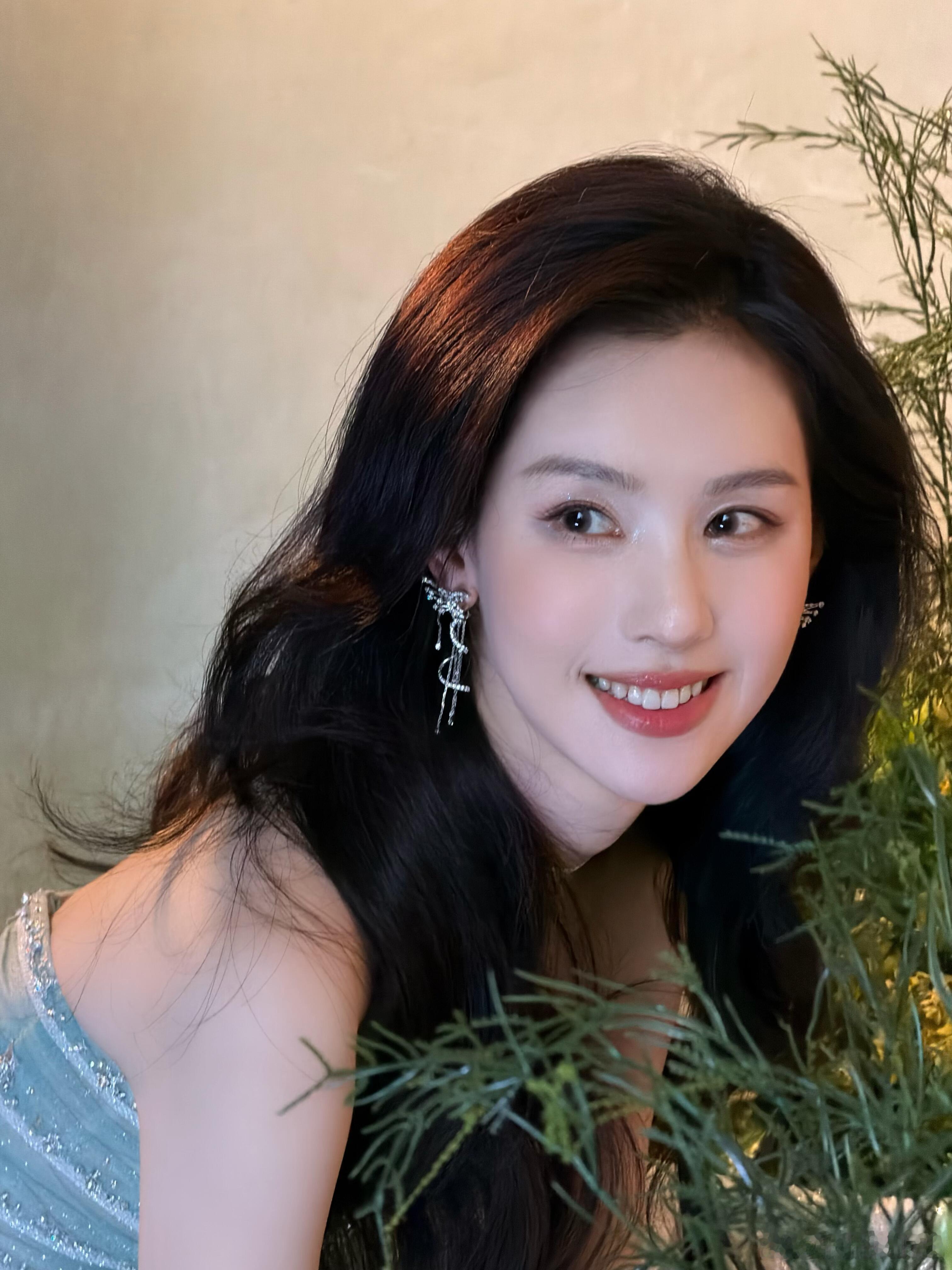 陈都灵这一笑，是把“温柔本身”具象化了吧🌿黑长卷衬得肩颈软而清，耳坠的碎钻像落