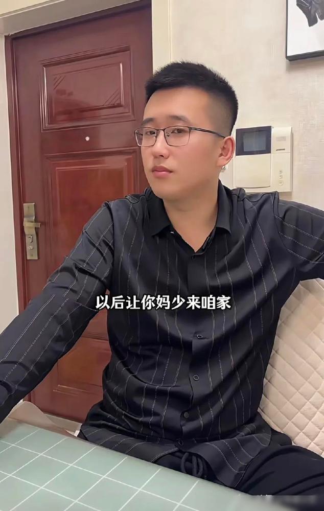 卧室里，媳妇抱怨：“以后让你妈少来咱们家，脏死了！”老话讲“儿大不由娘”，可